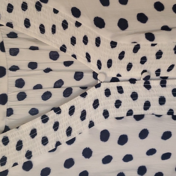 Liz Claiborne White and Blue polka dot sleevless tunic - Picture 3 of 4